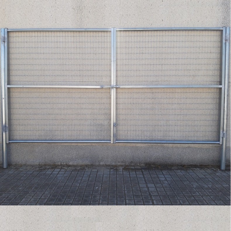 Puerta vehículos, de 4m de ancha X 2m de alta, para cierres con malla de simple torsión. Con panel rígido electrosoldado.