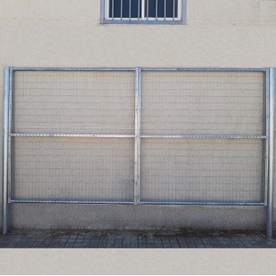 Puerta vehículos, de 5m de ancha X 2m de alta, para cierres con malla de simple torsión. Con panel rígido electrosoldado.