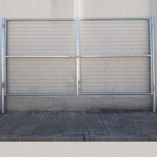 Puerta vehículos, de 2m de ancha X 2m de alta, para cierres con malla de simple torsión. Con panel rígido electrosoldado.